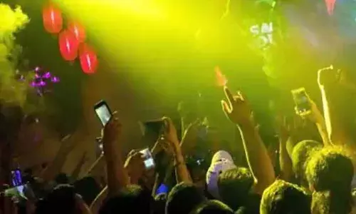 కేపీహెచ్‌బీలోని ప‌బ్‌లో అశ్లీల నృత్యాలు.. పోలీసుల అదుపులో 9 మంది యువతులు