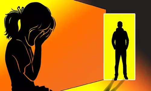 దారుణం.. కరోనా మందు పేరుతో మత్తు మందు ఇచ్చి.. బాలికపై హాస్టల్ కరస్పాండెంట్ అత్యాచారం