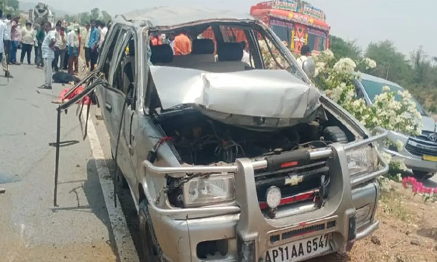 జ‌న‌గామ జిల్లాలో ఘోర రోడ్డు ప్ర‌మాదం.. డివైడర్​ను ఢీకొట్టిన టవేరా.. ముగ్గురు దుర్మ‌ర‌ణం