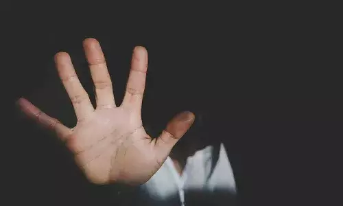 భ‌ర్త‌ను క‌ట్టిప‌డేసి.. గర్భిణిపై సామూహిక అత్యాచారం