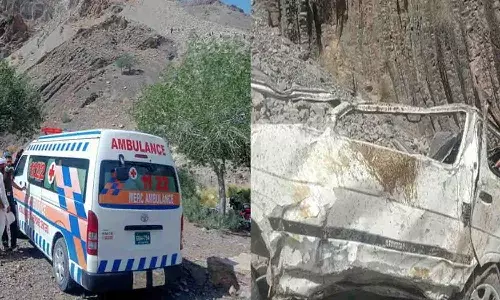 లోయ‌లో ప‌డ్డ వ్యాన్.. 18 మంది దుర్మ‌ర‌ణం