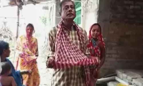 కుమారుడి మృతదేహం ఇచ్చేందుకు రూ.50 వేలు డిమాండ్.. బిచ్చమెత్తుకున్న తండ్రి..వీడియో వైరల్