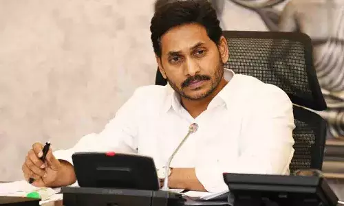 రెవెన్యూ ఎర్నింగ్ శాఖలపై సీఎం జగన్ సమీక్ష