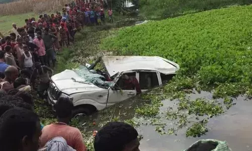 చెరువులోకి దూసుకువెళ్లిన కారు.. 8 మంది జలసమాధి