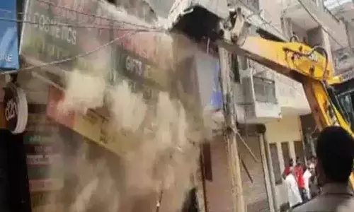 వరంగల్లో విషాదం.. పాత భవనం కూల్చివేతలో ఇద్దరు కార్మికులు మృతి