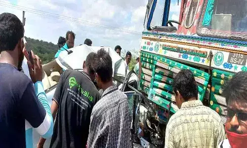 కారు, లారీ ఢీ.. ముగ్గురు దుర్మరణం