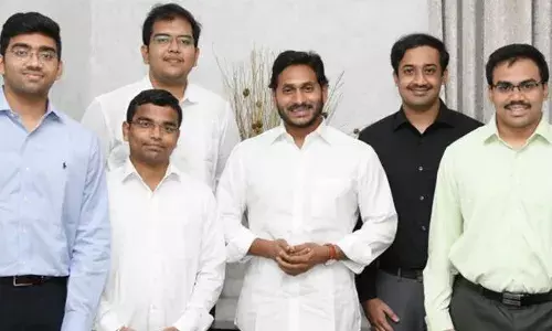 ఏపీ సీఎం జగన్ను కలిసిన సివిల్స్ సర్వీసెస్ విజేతలు