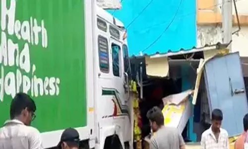 వ‌న‌స్థ‌లిపురంలో పాల లారీ బీభ‌త్సం.. ఇద్ద‌రు మృతి