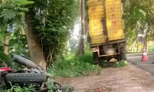 బైకును ఢీకొట్టిన పాల వ్యాను.. ముగ్గురు మృతి