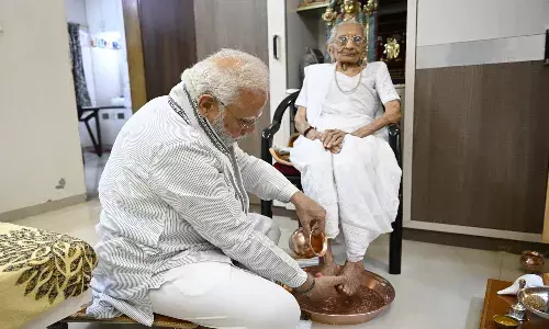 శతవసంతంలోకి హీరాబెన్.. తల్లికి పాదపూజ చేసిన మోదీ