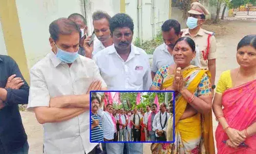 రాకేష్ తల్లిదండ్రులను ఓదార్చిన టీఆర్ఎస్ నేతలు