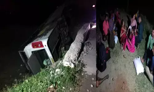 అర్థరాత్రి టూరిస్ట్ బస్సు బోల్తా.. 22 మందికి గాయాలు