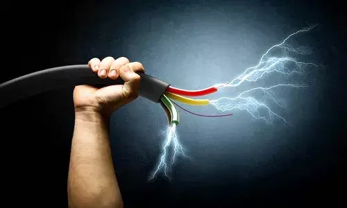 మహబూబాబాద్ జిల్లాలో విషాదం.. కరెంట్ షాక్తో ముగ్గురు మృతి