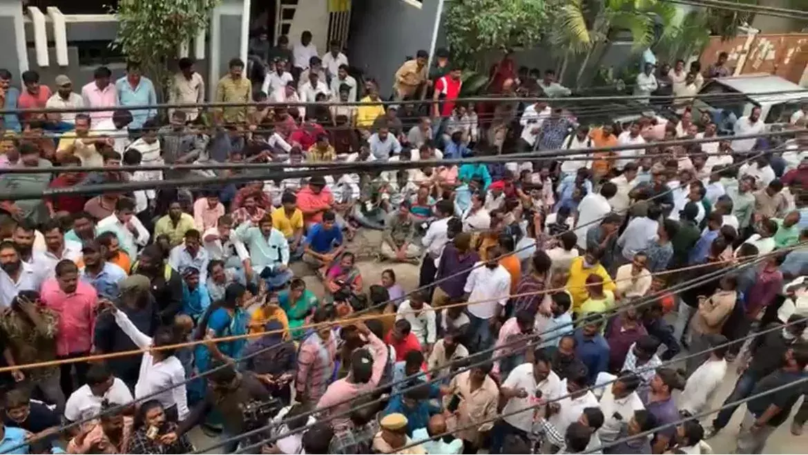 సినీ కార్మికుల సమ్మె - తక్షణం పరిష్కరించండి : మంత్రి తలసాని