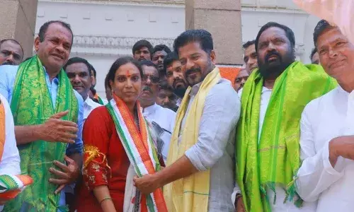 కాంగ్రెస్లో చేరిన పీజేఆర్ కూతురు విజయారెడ్డి