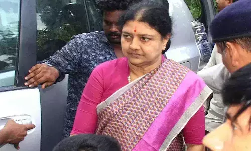 మెగా రోడ్ షో నిర్వహించిన శశికళ