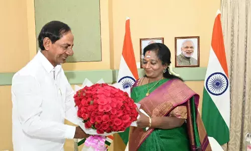 సీజే ప్రమాణస్వీకార కార్యక్రమం - తొమ్మిది నెలల తర్వాత రాజ్ భవన్ కు సీయం కేసీఆర్