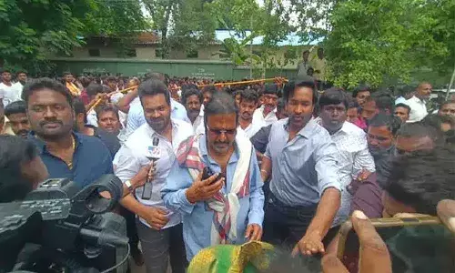 తిరుపతి కోర్టుకు హాజరైన మంచు హీరోలు