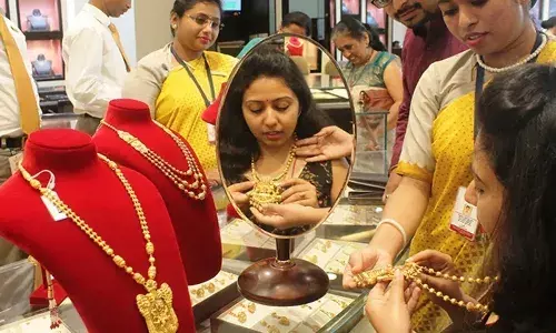 మ‌హిళ‌ల‌కు గుడ్‌న్యూస్.. బంగారం ధ‌ర భారీగా త‌గ్గింది
