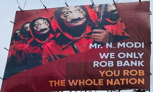 మొత్తం దేశాన్ని దోచుకుంటున్నారు.. మోదీకి వ్యతిరేకంగా హోర్డింగ్