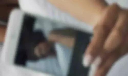 వివాహితను ప్రైవేట్ వీడియోతో బ్లాక్ మెయిల్ చేస్తున్న తండ్రి, కొడుకు.. ఏం చేసిందంటే..