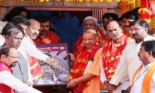 భాగ్యలక్ష్మీ అమ్మవారిని దర్శించుకున్న యూపీ సీఎం యోగి ఆదిత్య నాథ్