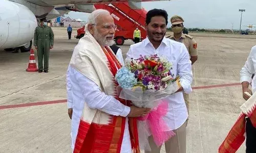 ప్రధాని నరేంద్ర మోదీకి స్వాగతం పలికిన వైఎస్ జగన్