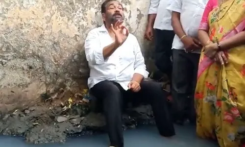 మురుగునీటి కాల్వలోకి దిగి ఎమ్మెల్యే కోటంరెడ్డి శ్రీధర్ రెడ్డి నిరసన