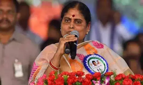 ఎట్టకేలకు విజయమ్మ వస్తున్నారు