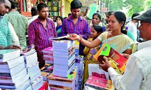 పాఠ్యపుస్తకాల పంపిణీలో జాప్యం.. అకడమిక్ నష్టాన్ని భర్తీ చేయడానికి బ్రిడ్జ్ కోర్సు