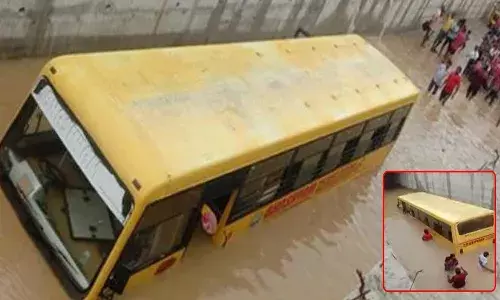 వరద నీటిలో చిక్కుకున్న ప్రైవేటు పాఠశాల బస్సు