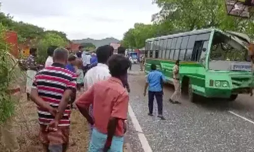 ఆగి ఉన్న లారీని ఢీకొట్టిన బస్సు.. ఆరుగురు మృతి