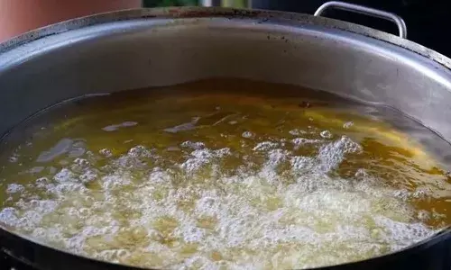 కోడలి ముఖంపై వేడివేడి నూనె పోసిన అత్తామామ