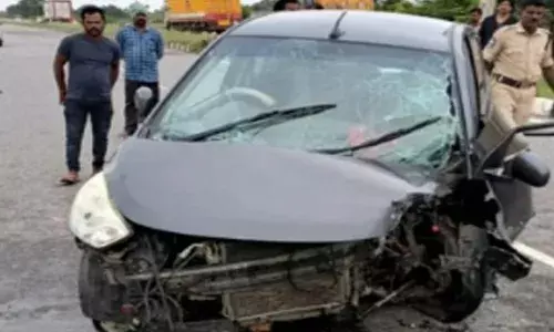 డివైడ‌ర్‌ను ఢీకొట్టిన కారు.. ఇద్ద‌రు దుర్మ‌ర‌ణం