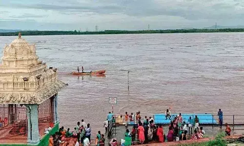 ఉగ్రరూపం దాల్చిన గోదావరి..  రెండో ప్రమాద హెచ్చరిక జారీ