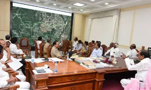 వరద నీటిని ఎప్పటికప్పుడు వదలాలి.. ప్రజలు అత్యవసరం అయితే తప్ప బయటకు రావొద్దు :  సీఎం కేసీఆర్