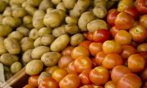 కిలో బంగాళదుంప రూ.200, టమాట రూ.150