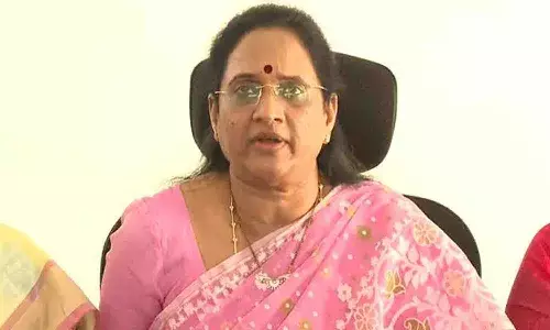 ఆన్లైన్ రుణ యాప్ లపై మహిళా కమిషన్ సీరియస్