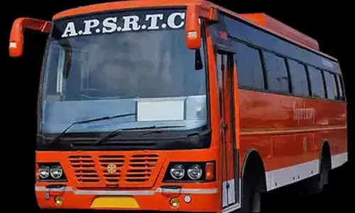 ప్రయాణీకులు మందలించారని.. అర్థరాత్రి బస్సును వదిలివెళ్లిపోయిన డ్రైవర్