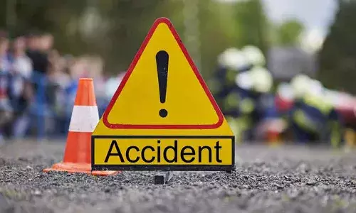 లారీని ఢీకొట్టిన కారు.. ముగ్గురు దుర్మరణం