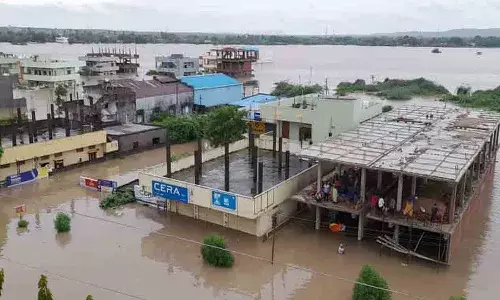 గోదావరి మహోగ్రరూపం.. జలదిగ్బంధంలో మంథని
