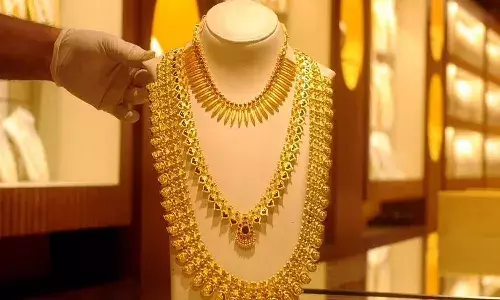 మ‌హిళ‌ల‌కు షాకిస్తున్న బంగారం ధ‌ర