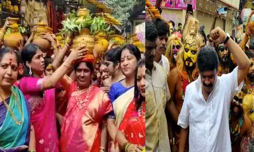 మహంకాళి అమ్మవారికి బంగారు బోనం.. ప్రత్యేక ఆకర్షణగా మంత్రి తలసాని డ్యాన్స్..వీడియో