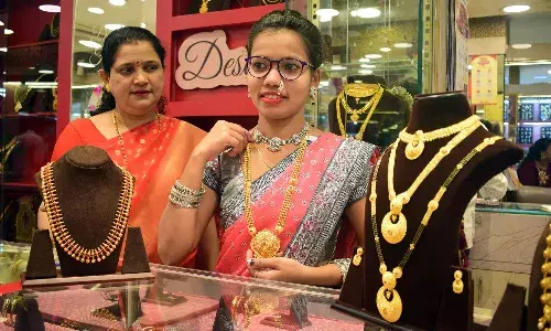 కొనుగోలుదారులకు శుభవార్త.. బంగారం ధర భారీగా తగ్గింది