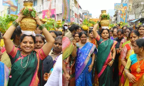 మ‌హంకాళి అమ్మవారికి బంగారు బోనం సమర్పించిన కవిత