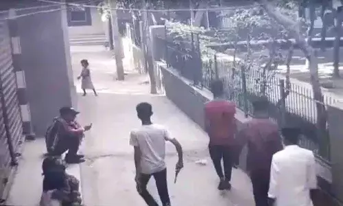 తండ్రిని కొట్టాడని.. వీధిలో తుపాకీతో చెలరేగిన మైనర్ బాలుడు