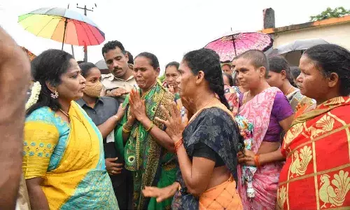 గవర్నర్ తమిళిసై సౌందరరాజన్ ముందు కన్నీరు పెట్టుకున్న మహిళలు