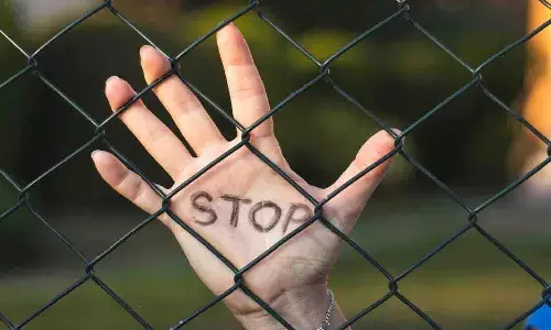 బ్యాచిలర్ అని చెప్పి నమ్మించాడు.. తీరా..!