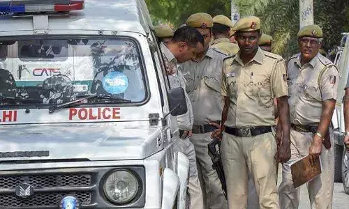 భార్యపై అనుచిత వ్యాఖ్యలు.. ముగ్గురు సహోద్యోగులను కాల్చి చంపిన పోలీస్