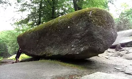 ఈ అతిపెద్ద రాయిని సింపుల్గా జరపొచ్చు